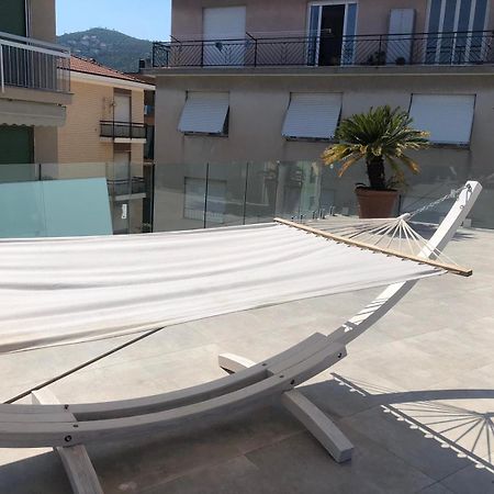 Appartamento Spotorno con ampio terrazzo attrezzato anche con angolo cottura Esterno foto