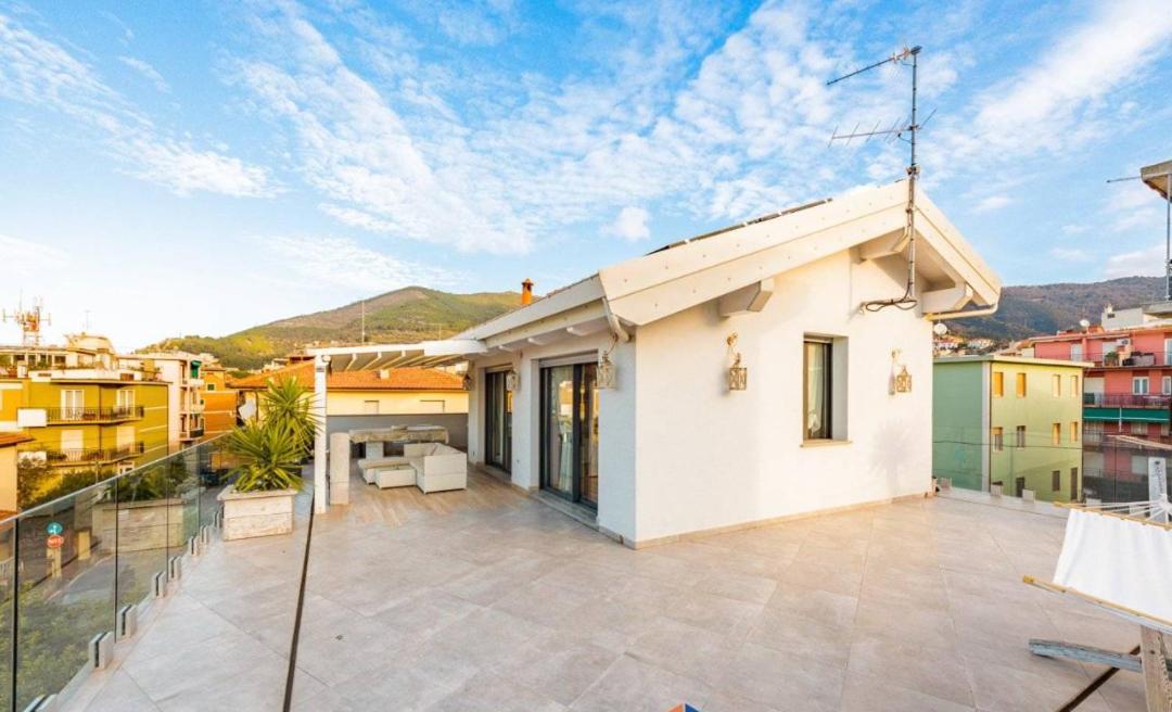 Appartamento Spotorno con ampio terrazzo attrezzato anche con angolo cottura Esterno foto