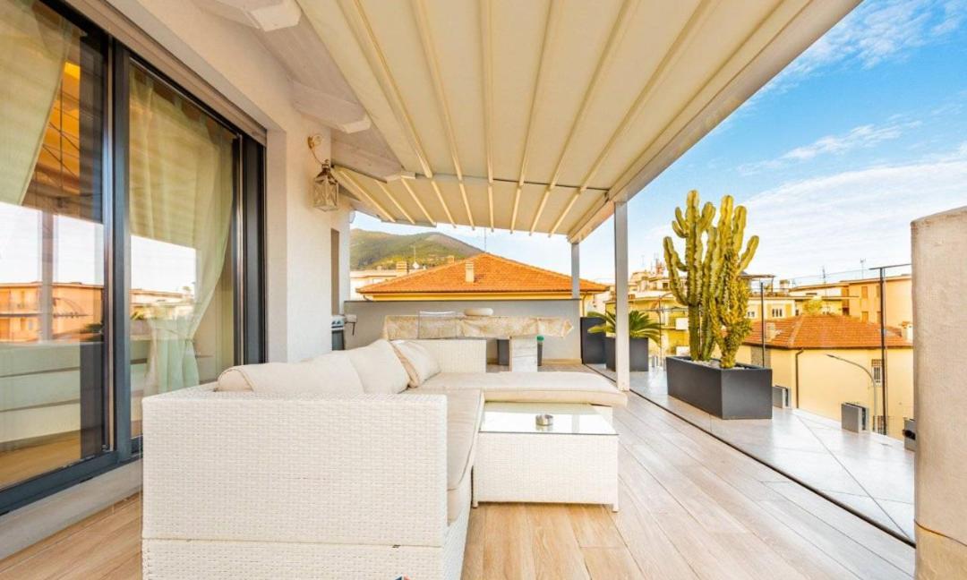 Appartamento Spotorno con ampio terrazzo attrezzato anche con angolo cottura Esterno foto