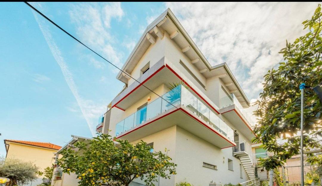 Appartamento Spotorno con ampio terrazzo attrezzato anche con angolo cottura Esterno foto